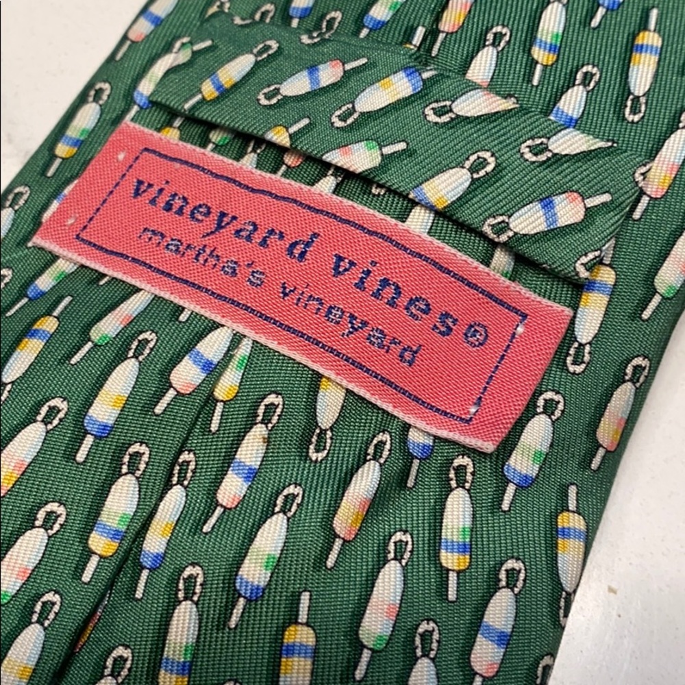 100% silk vineyard vines tie